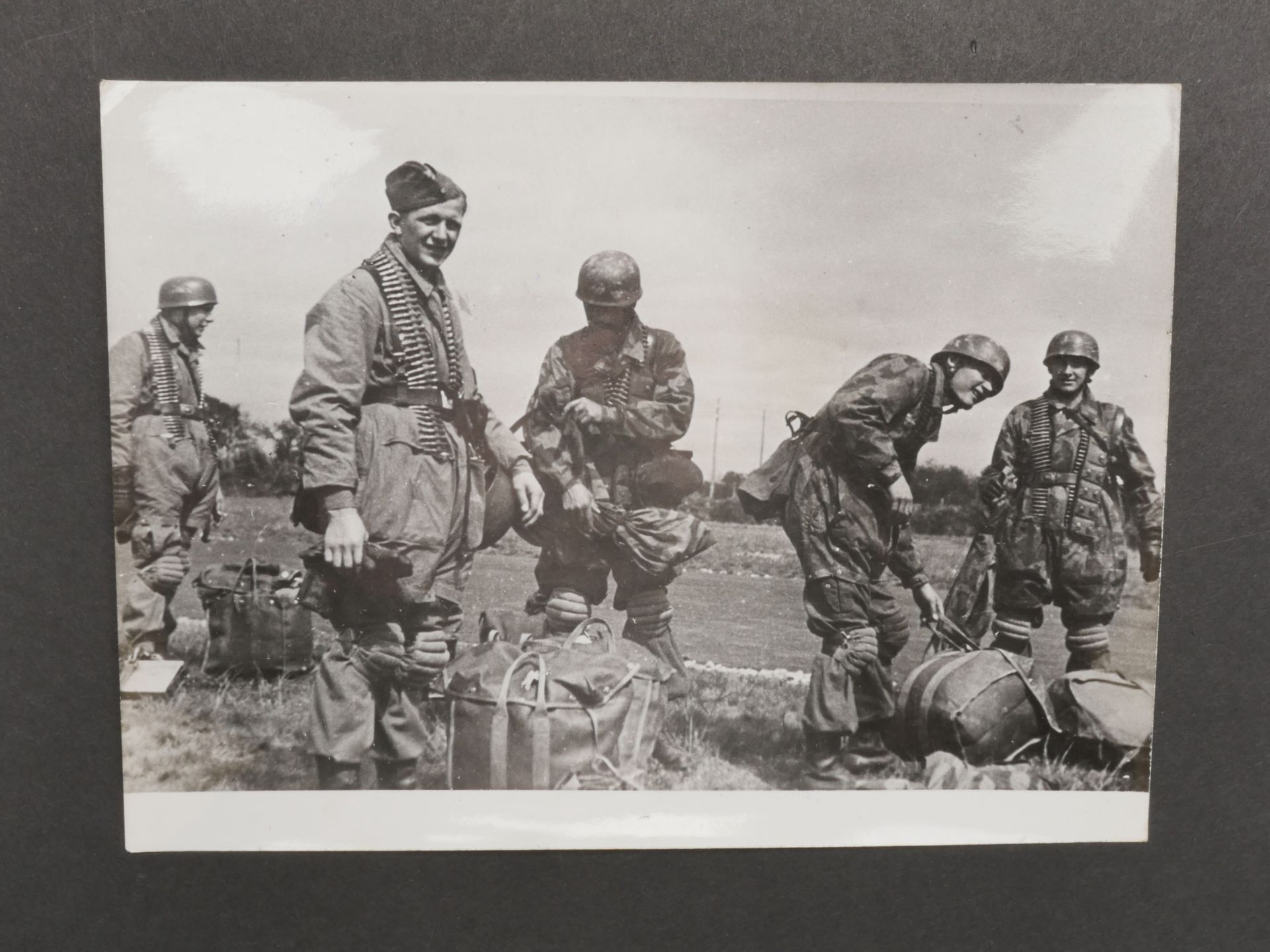 Photos de presse parachutiste. Paratrooper press photos. - Image 3 of 5