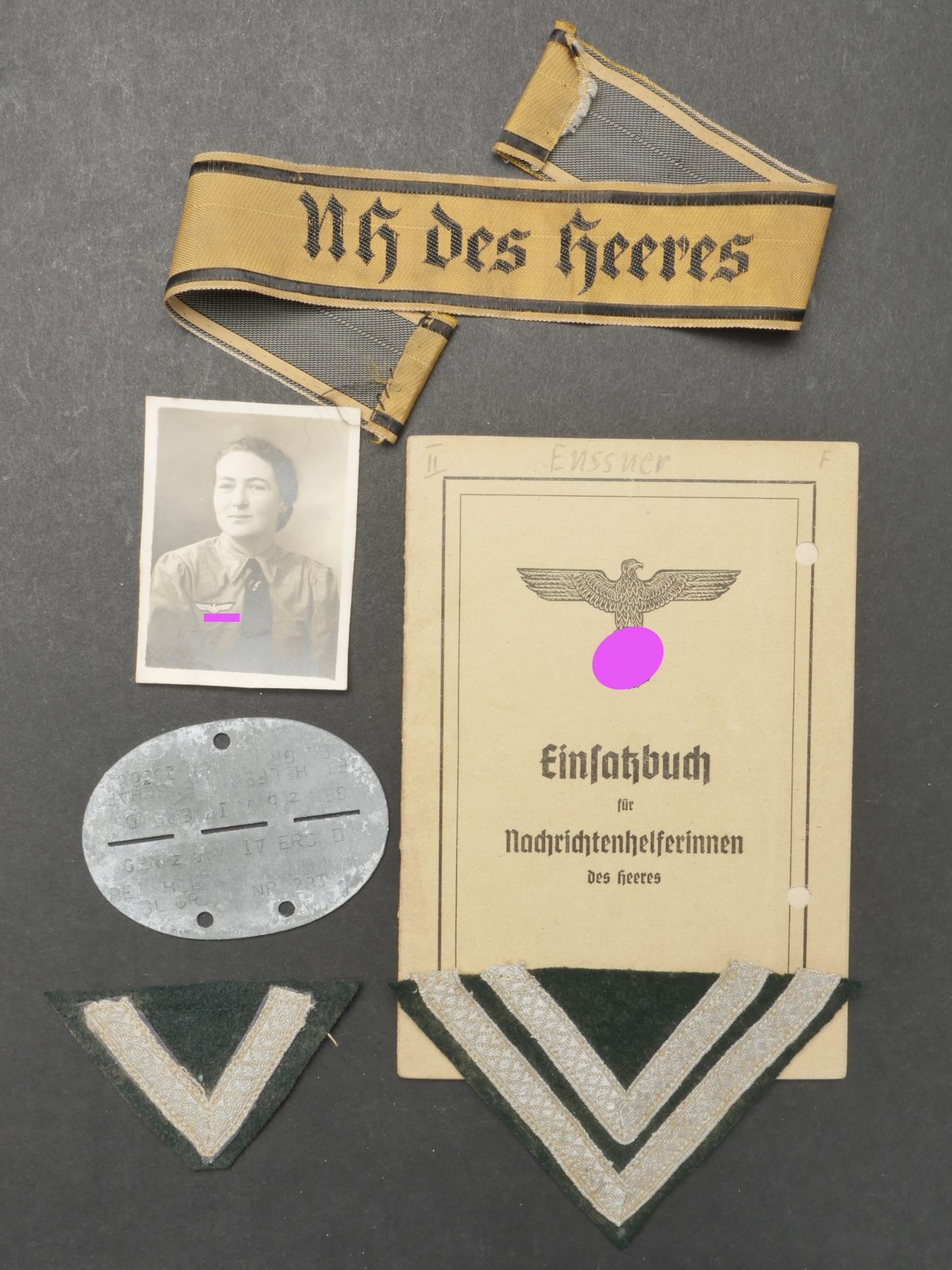 Livrets et insignes Nachrichtenhelferinnen. Booklets and badges Nachrichtenhelferinnen.