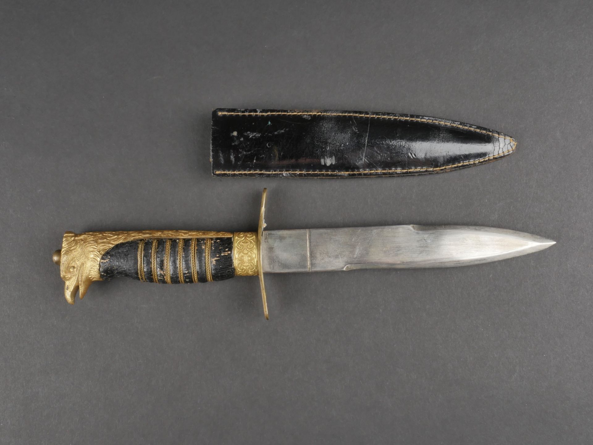 Dague a tete d'aigle. Dagger with eagle head. 