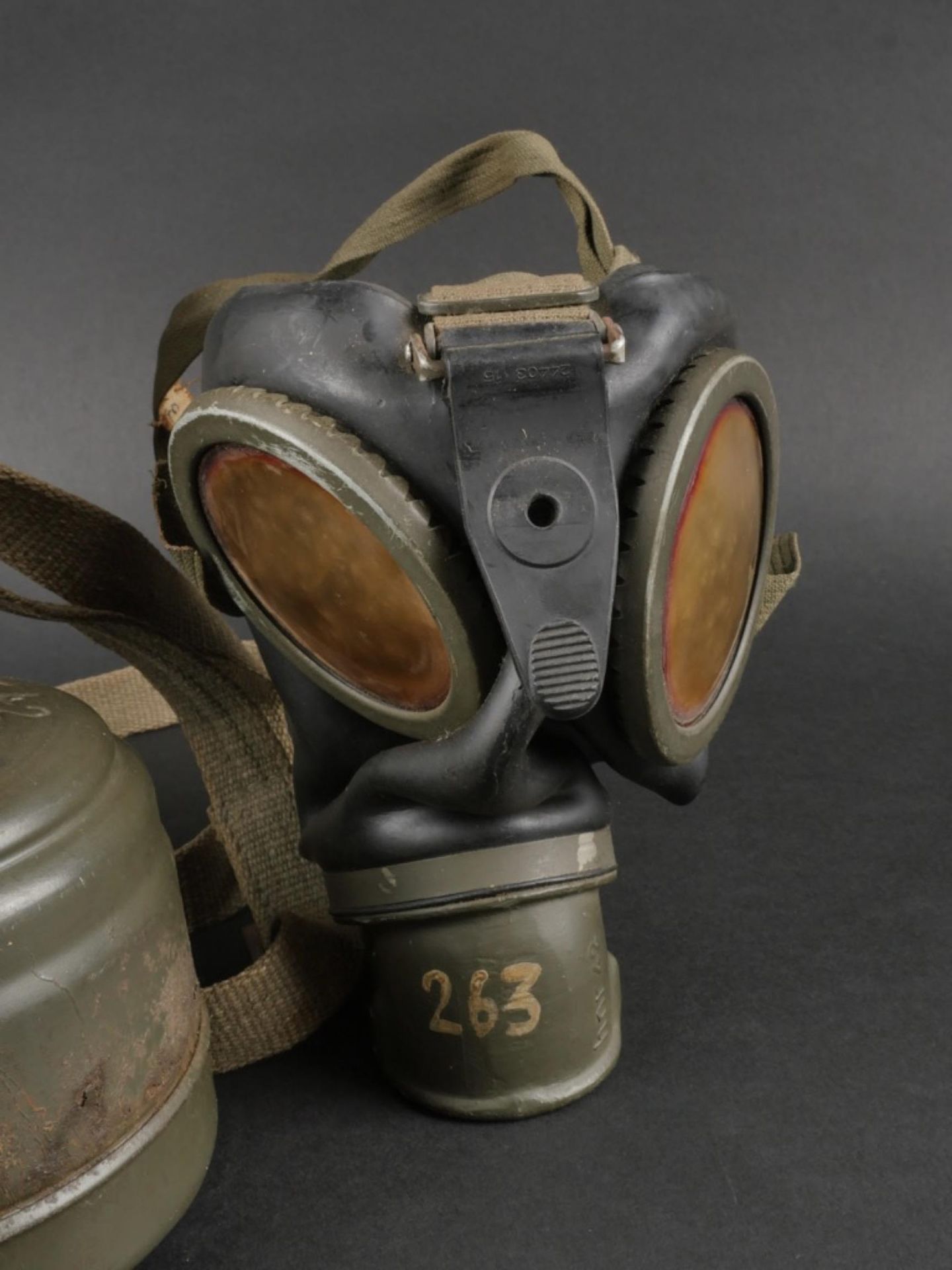 Masque anti gaz allemand. German anti-gas mask.  - Image 4 of 10