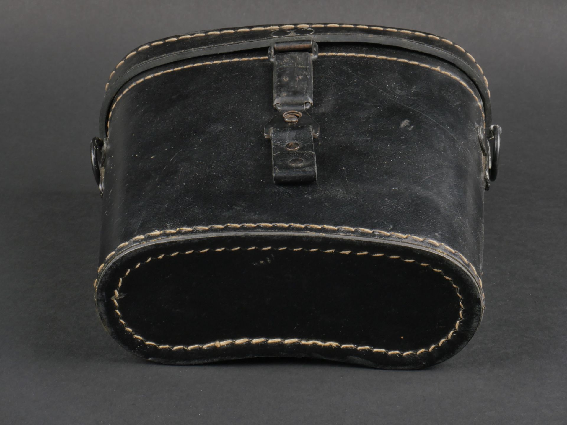 Housse pour jumelle. 
Binocular cover. - Image 6 of 10