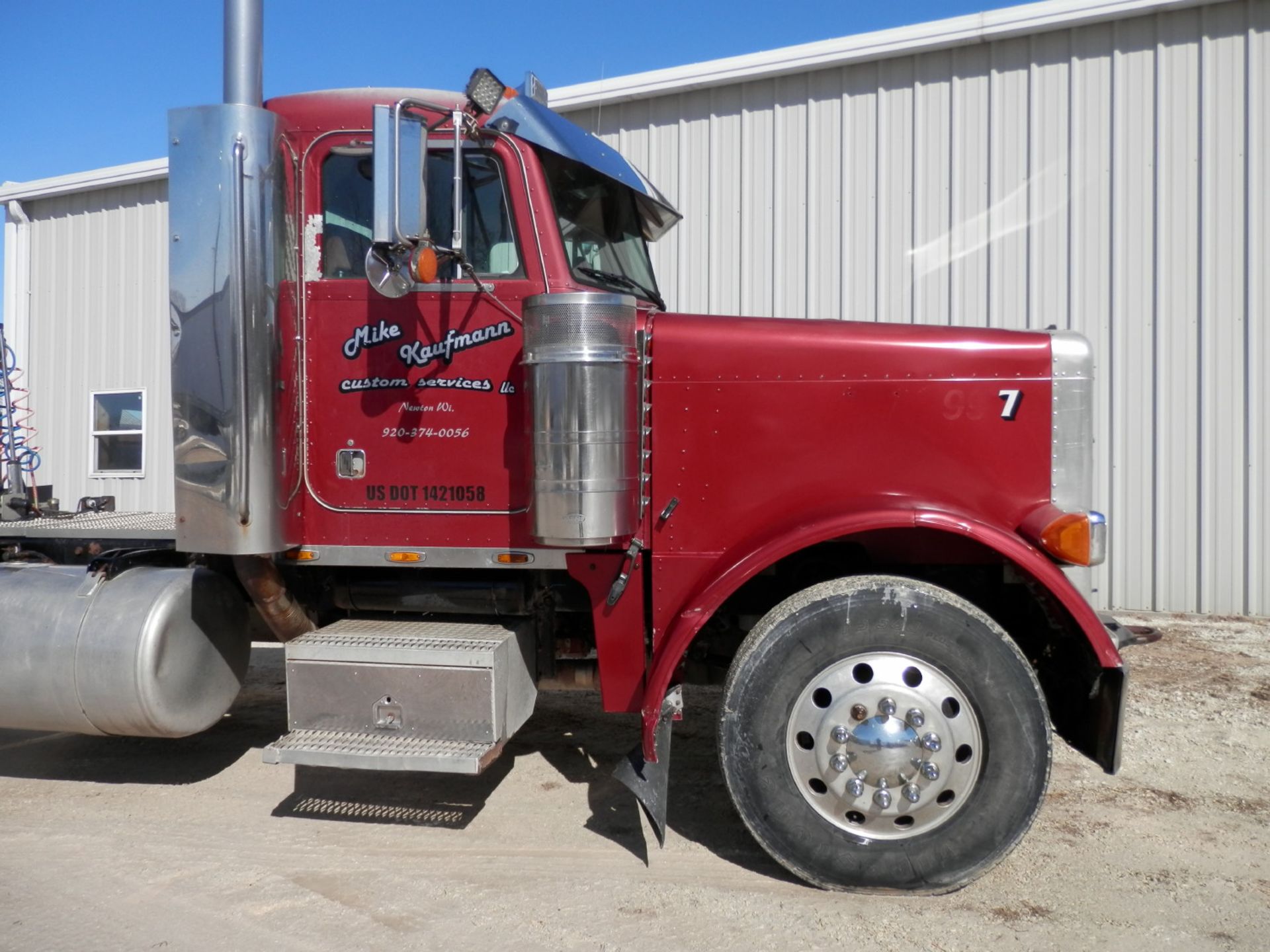 1996 PETERBILT 379 DAY CAB SEMI TRACTOR (TRUCK #7) - Image 2 of 17