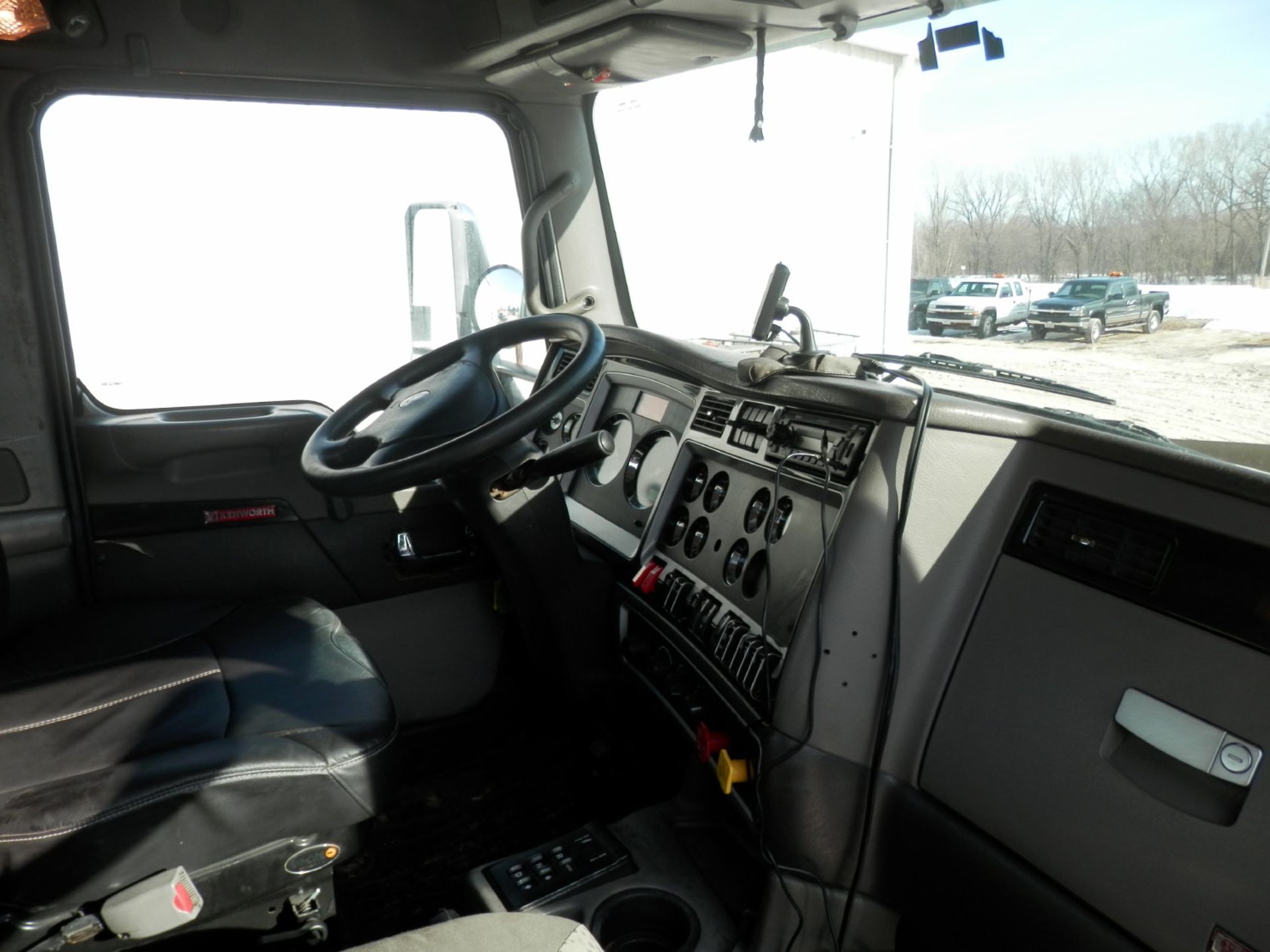 2013 KENWORTH T800 DAY CAB SEMI TRACTOR -(TRUCK #16) - Image 9 of 20
