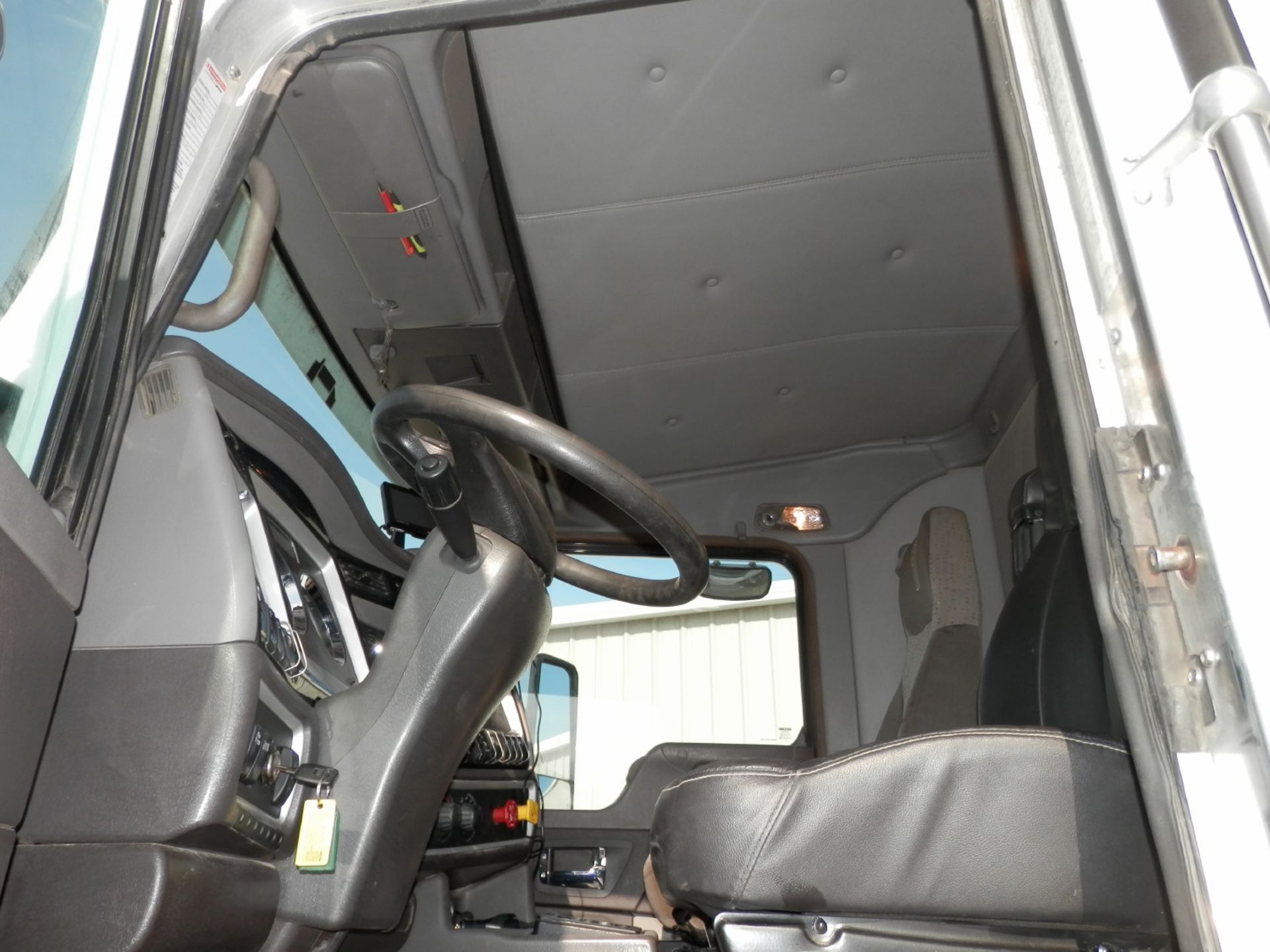 2013 KENWORTH T800 DAY CAB SEMI TRACTOR -(TRUCK #16) - Image 8 of 20