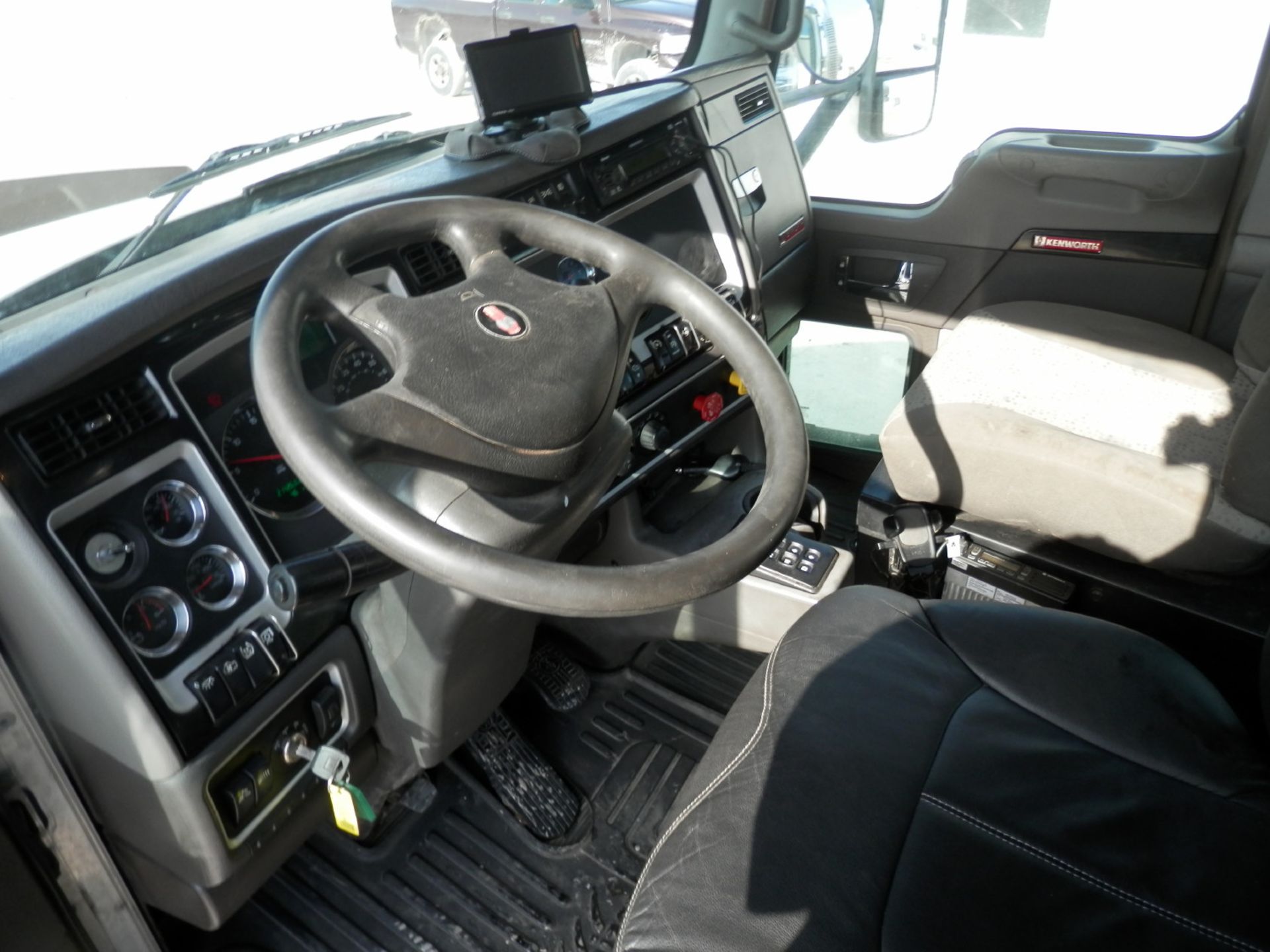 2013 KENWORTH T800 DAY CAB SEMI TRACTOR -(TRUCK #16) - Image 10 of 20