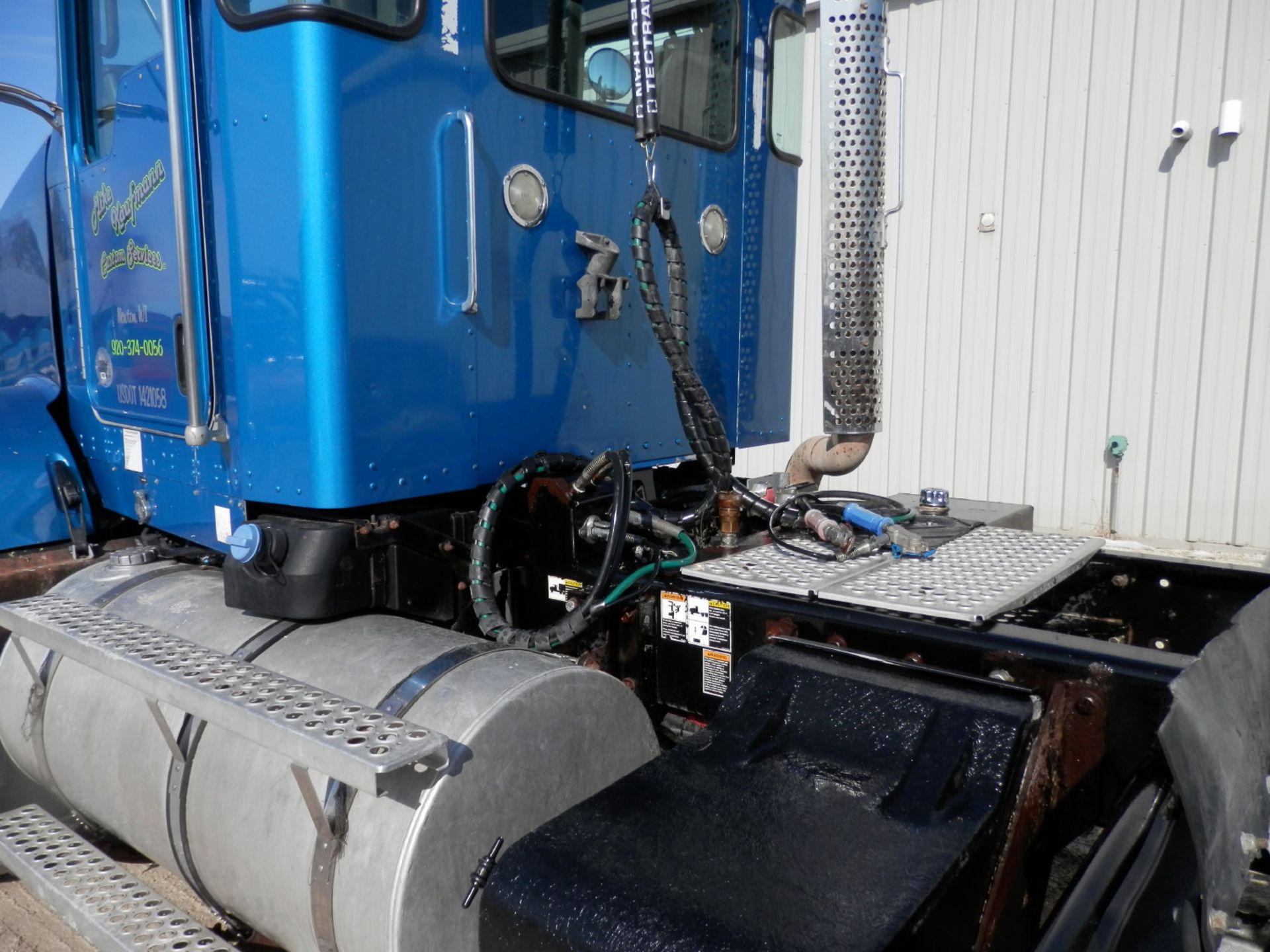 2012 KENWORTH T800 DAY CAB SEMI TRACTOR (TRUCK #17) - Image 14 of 18