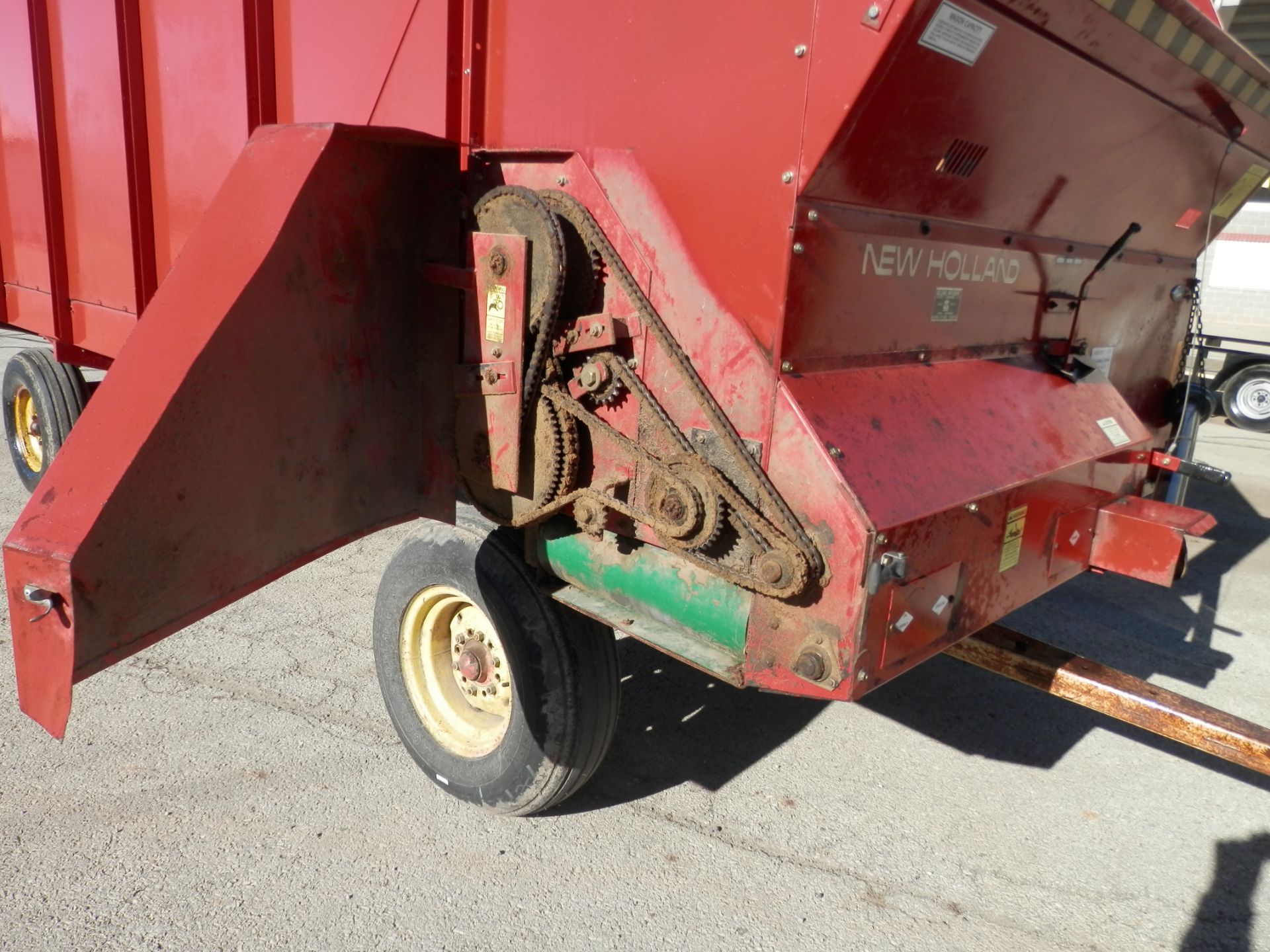 FORD NEW HOLLAND 716 16' CUT OFF FORAGE WAGON - Image 12 of 13