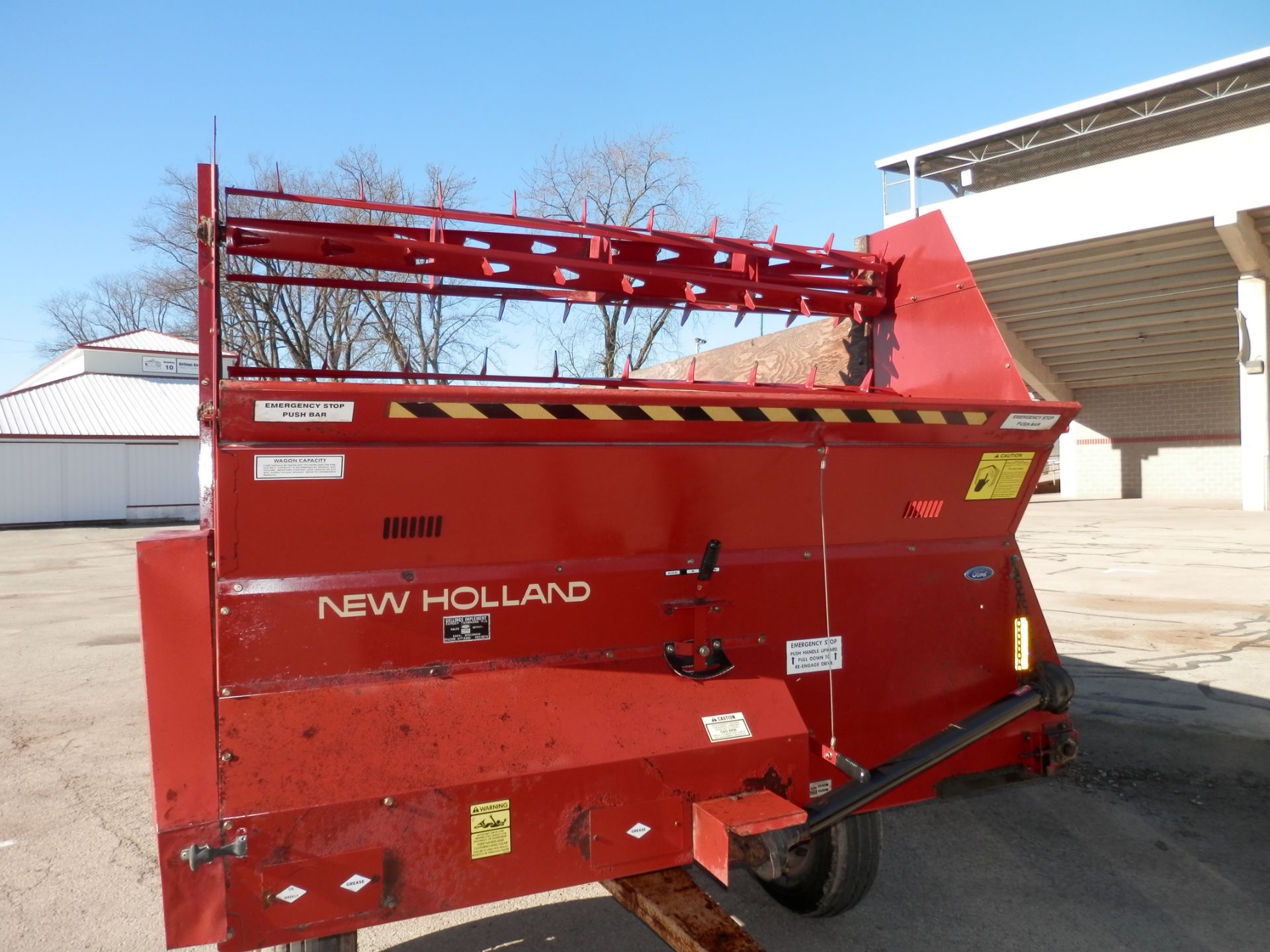 FORD NEW HOLLAND 716 16' CUT OFF FORAGE WAGON - Image 6 of 13