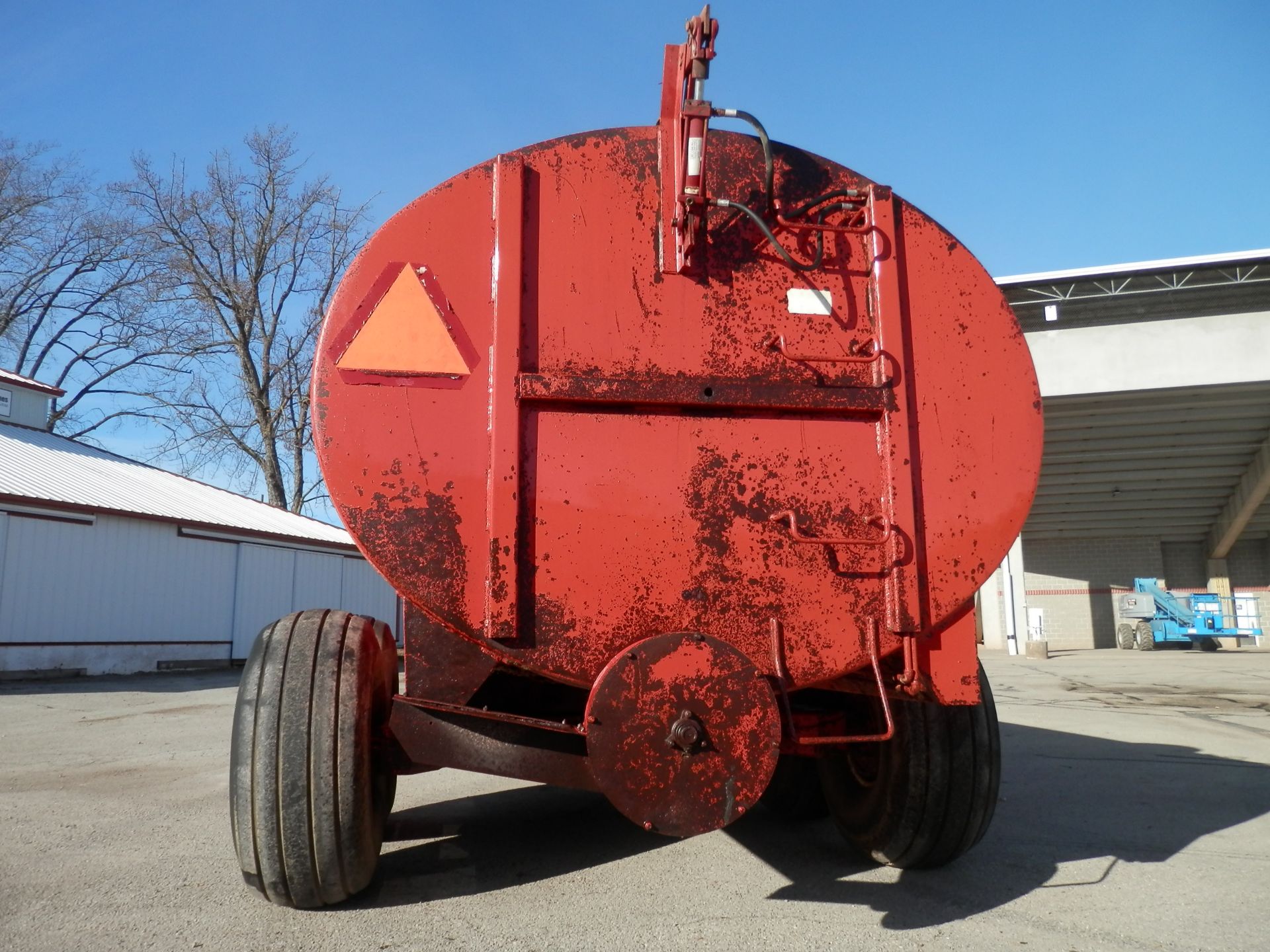 CALUMET MODEL 3250 MANURE TANKER - Image 7 of 14