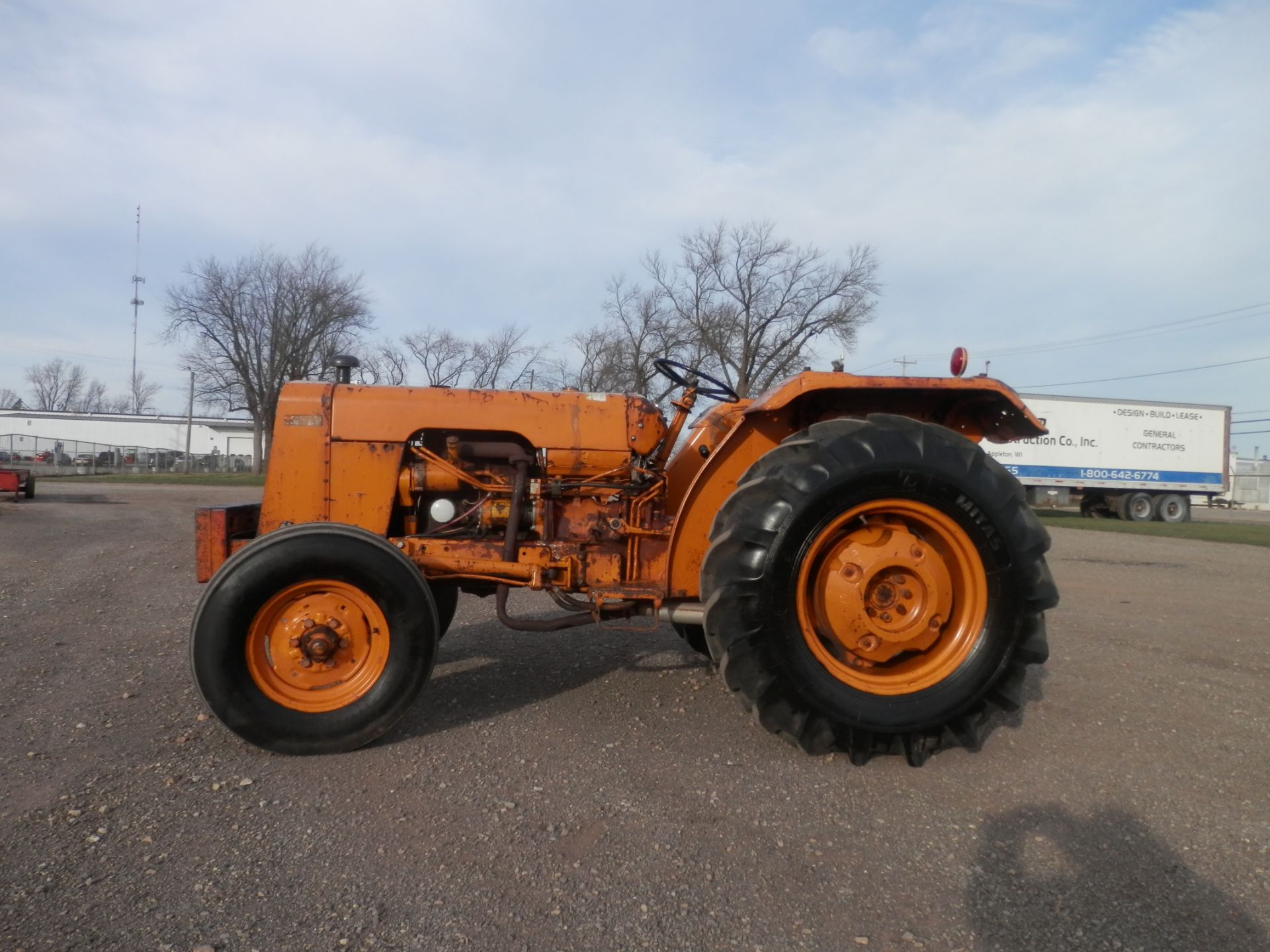 CASE 885 (DAVID BROWN) INDUSTRIAL DSL. UTILITY TRACTOR - Image 3 of 18