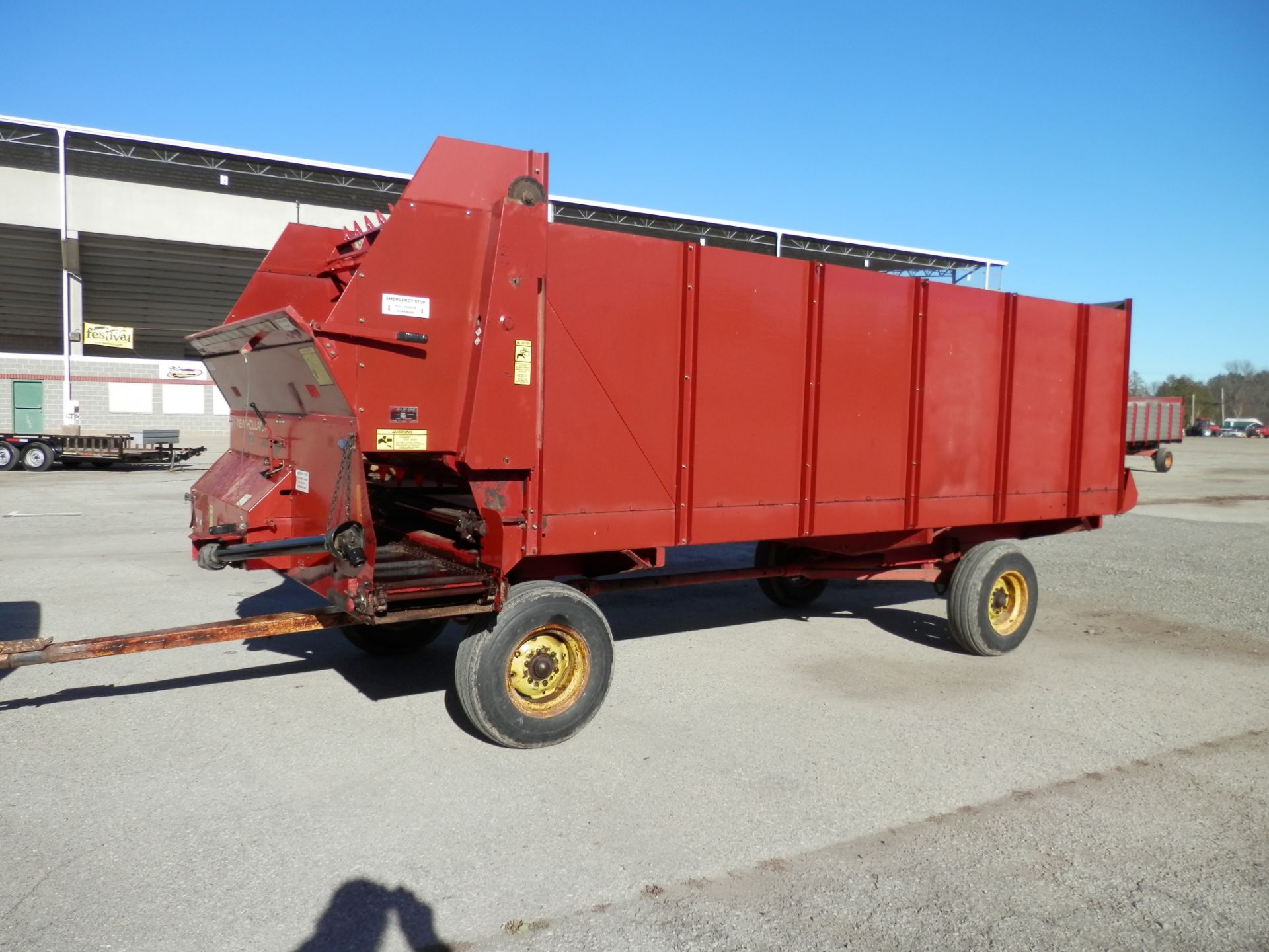 FORD NEW HOLLAND 716 16' CUT OFF FORAGE WAGON - Image 3 of 13