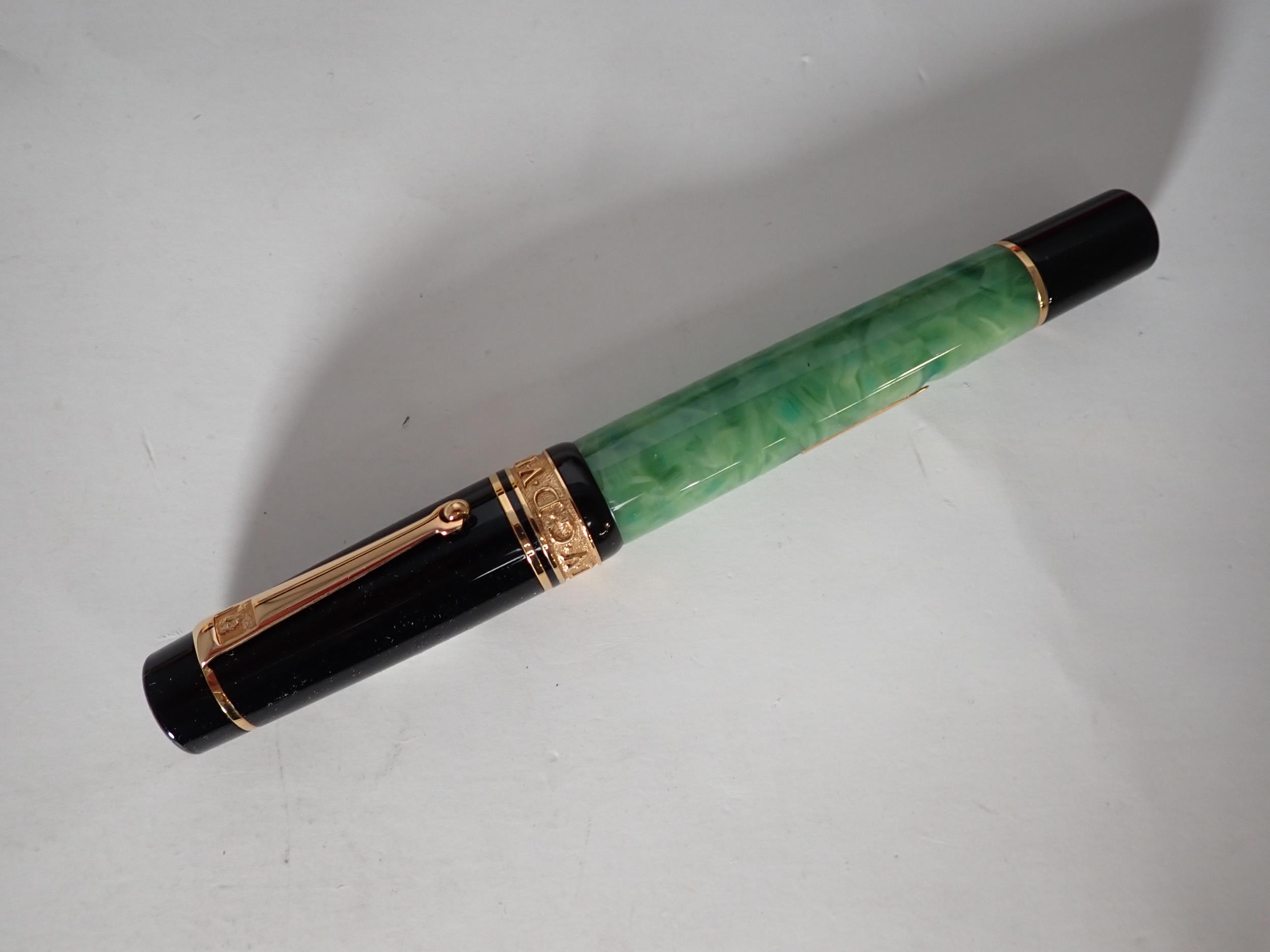 A Delta 'Lugdunum' Fountain Pen, 72/98, green marble case with black cap, 18k nib, in box - Image 4 of 4