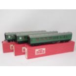 Hornby Dublo 2x 4054 and 1x 4055 SR Corridor Coaches, boxed, unused in mint condition. Boxes