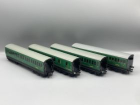 Hornby Dublo, a running rake of four S.R. tinplate Suburban Coaches comprising 3x 4025 1/2nd and