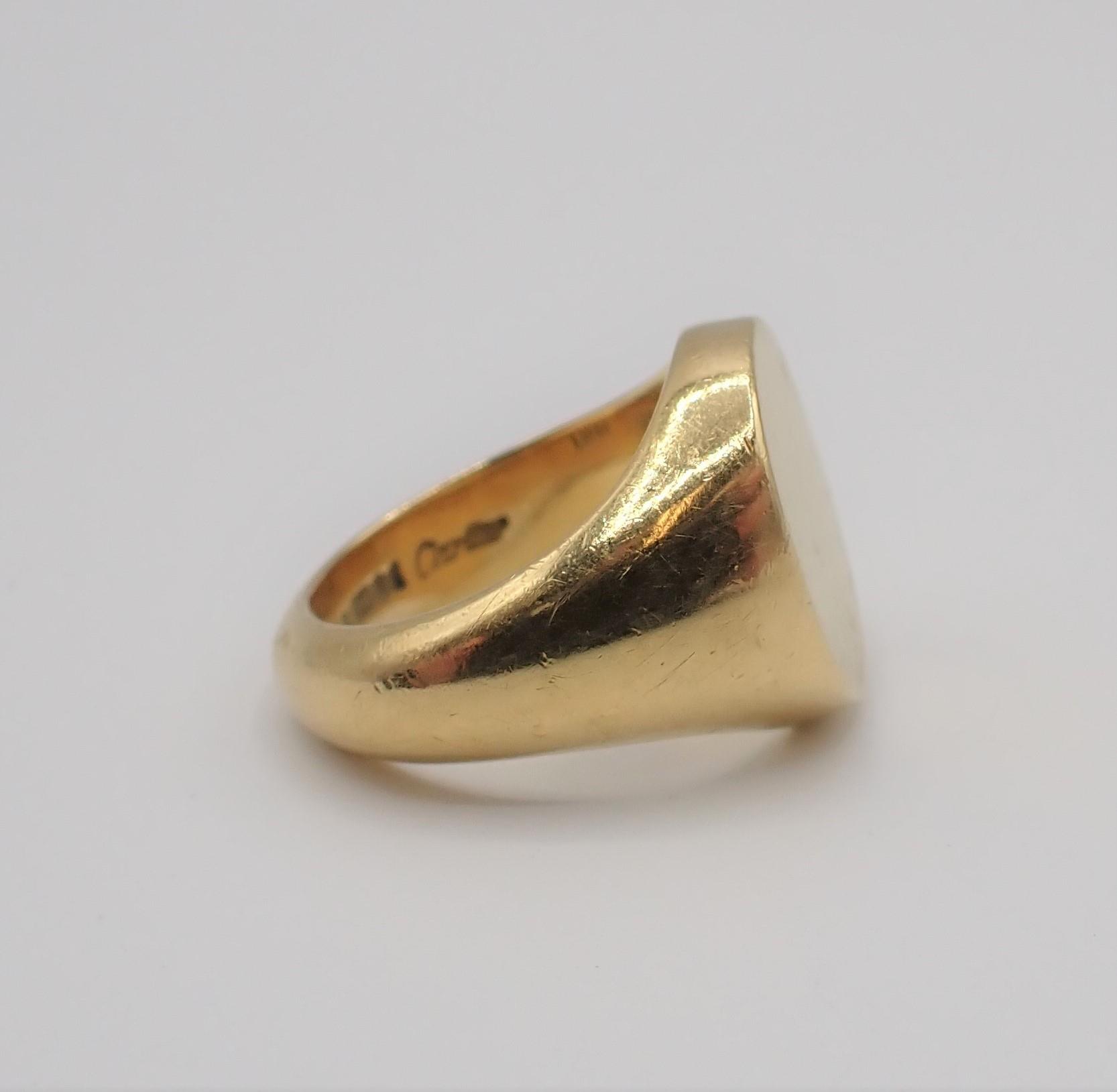 An 18ct gold Signet Ring approx 12.50gms, ring size E 1/2 to F - Image 3 of 3