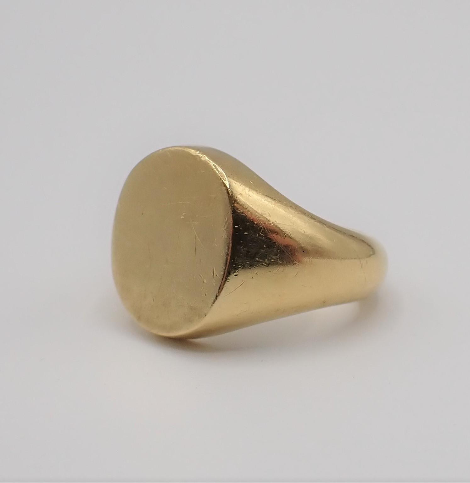 An 18ct gold Signet Ring approx 12.50gms, ring size E 1/2 to F