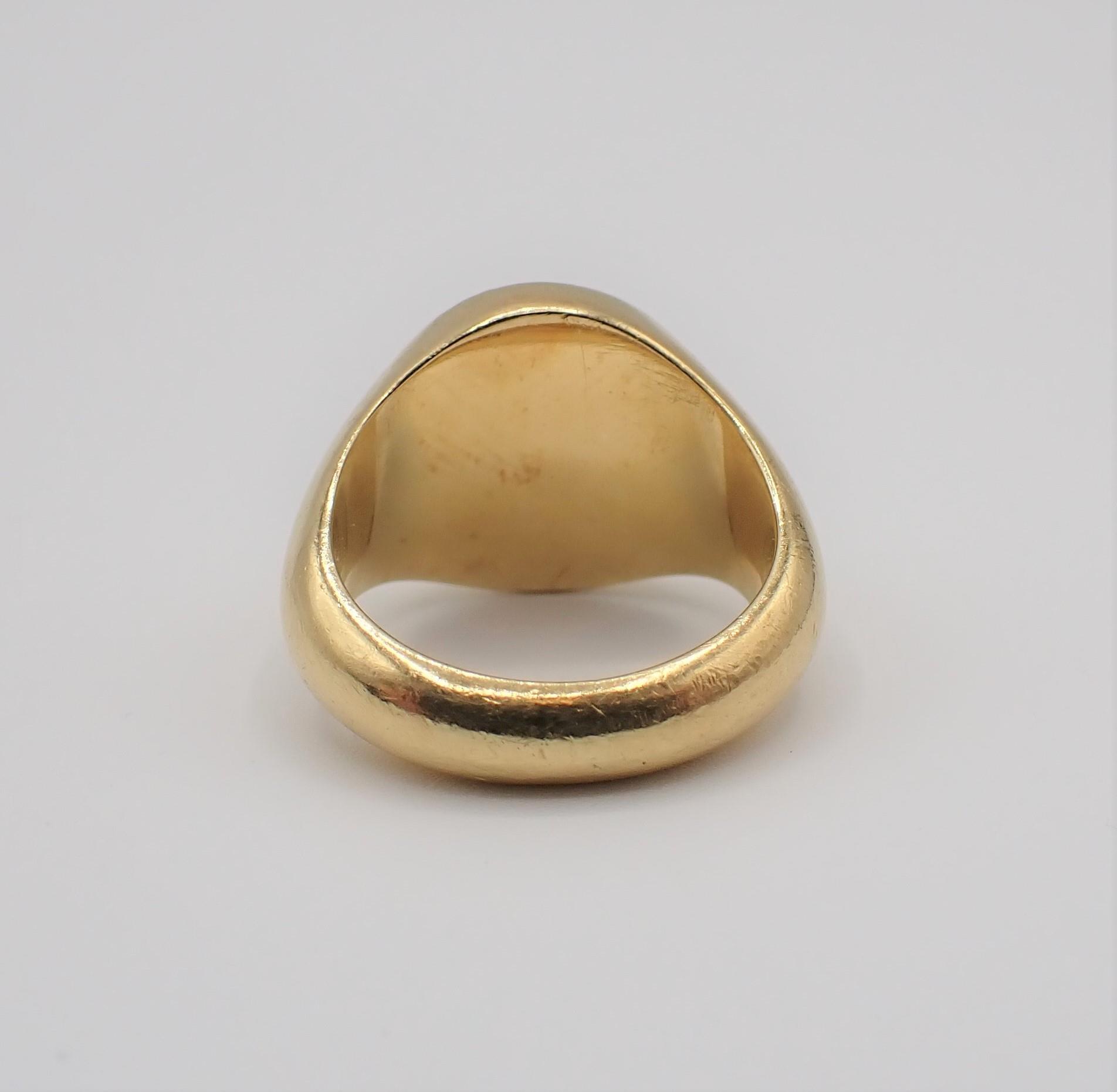 An 18ct gold Signet Ring approx 12.50gms, ring size E 1/2 to F - Image 2 of 3