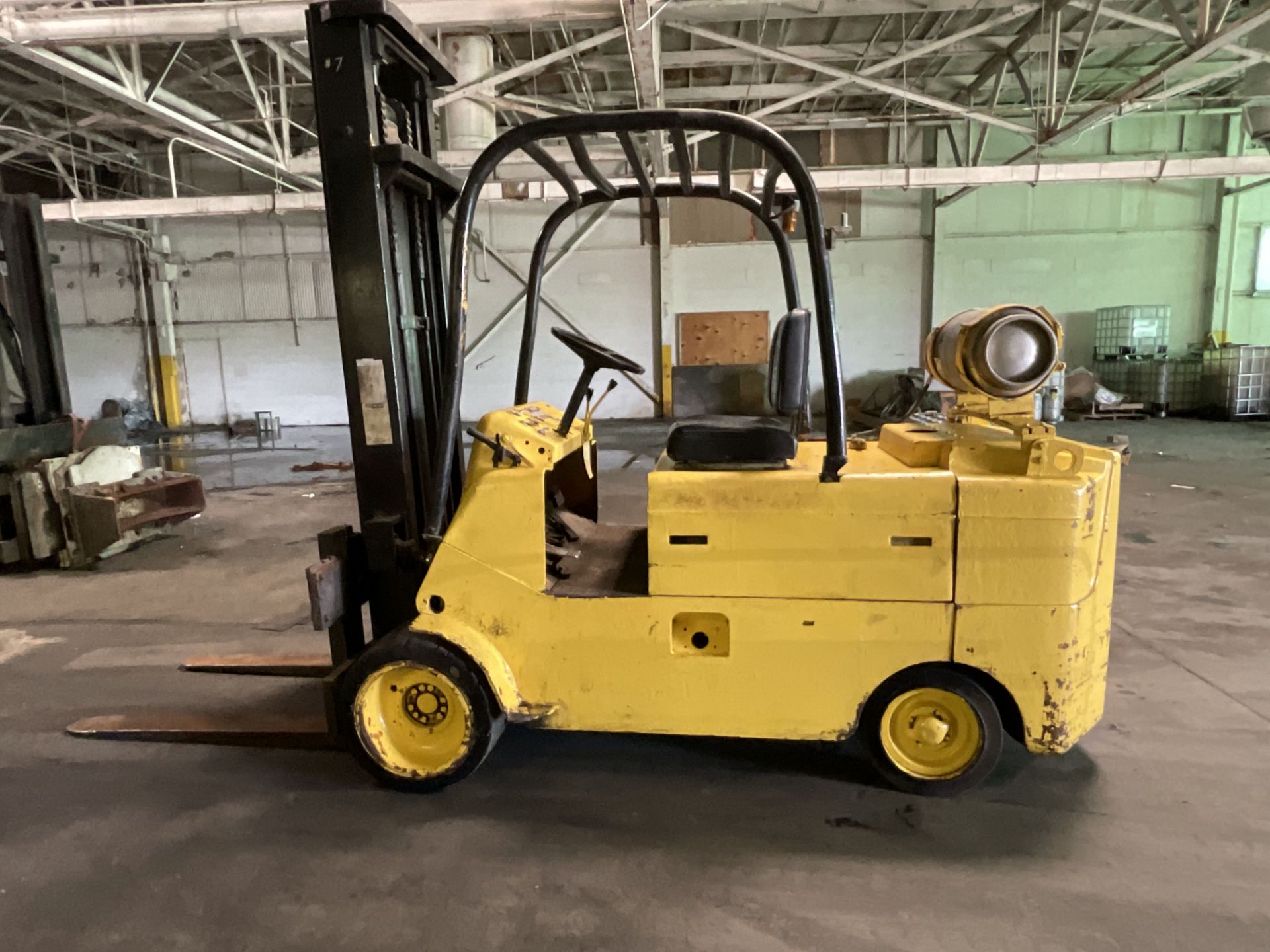 Caterpillar Forklift 12,000 lift , weight 15,090 model T120c 107” height 4 ft forks LP gas