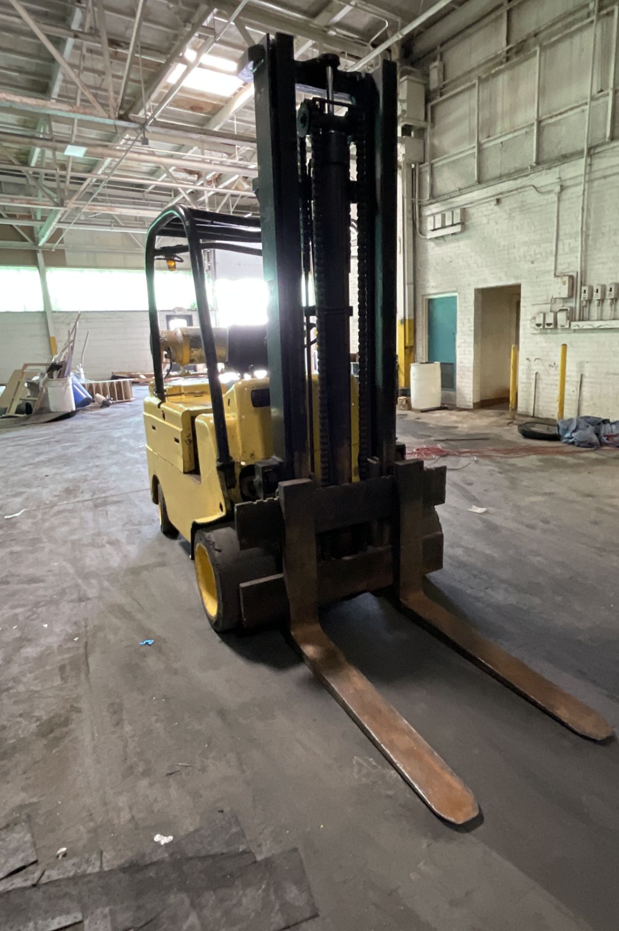 Caterpillar Forklift 12,000 lift , weight 15,090 model T120c 107” height 4 ft forks LP gas - Image 6 of 14