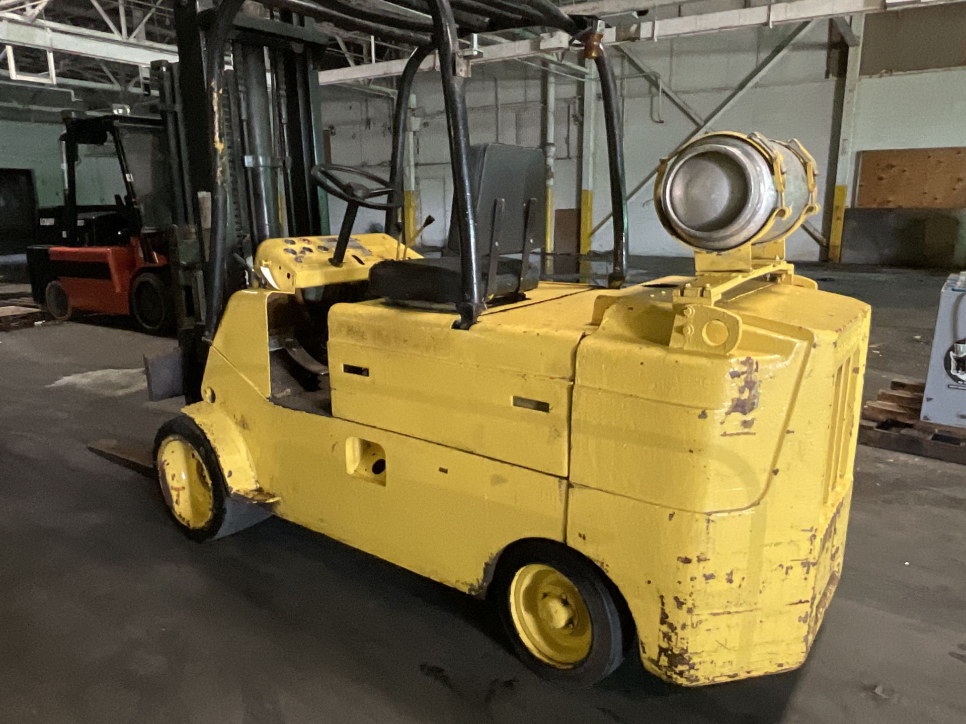 Caterpillar Forklift 12,000 lift , weight 15,090 model T120c 107” height 4 ft forks LP gas - Image 2 of 14