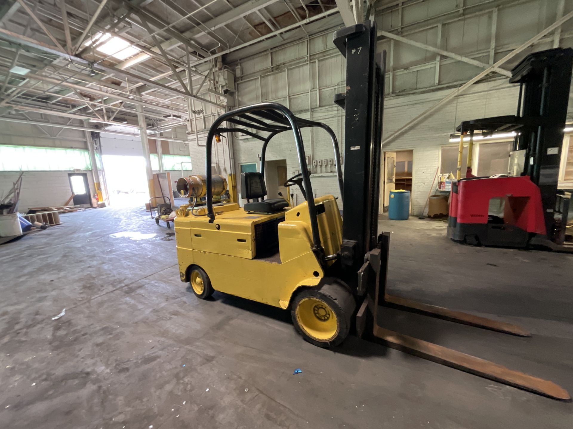 Caterpillar Forklift 12,000 lift , weight 15,090 model T120c 107” height 4 ft forks LP gas - Image 7 of 14