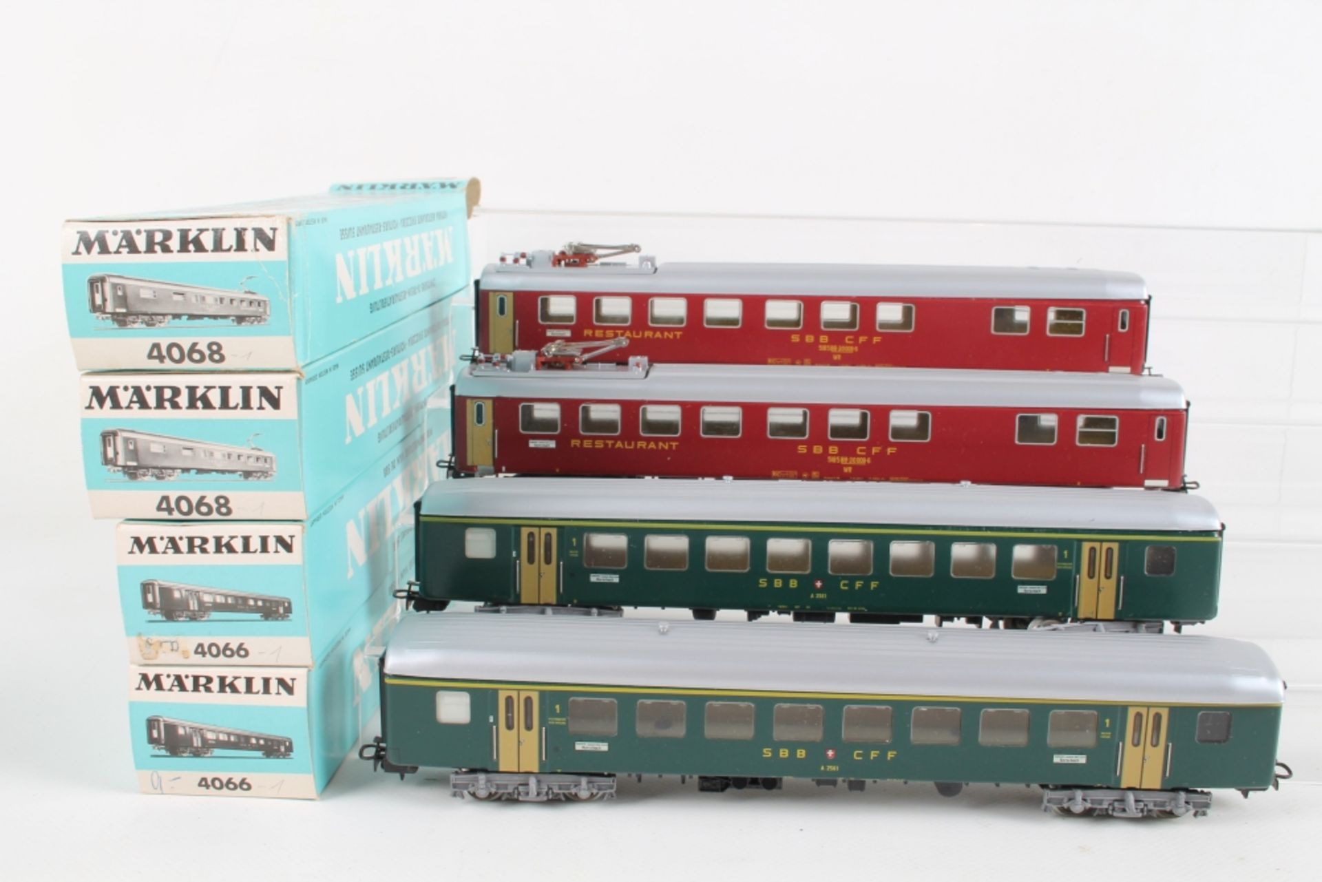 Märklin, vier Reisezugwagen 