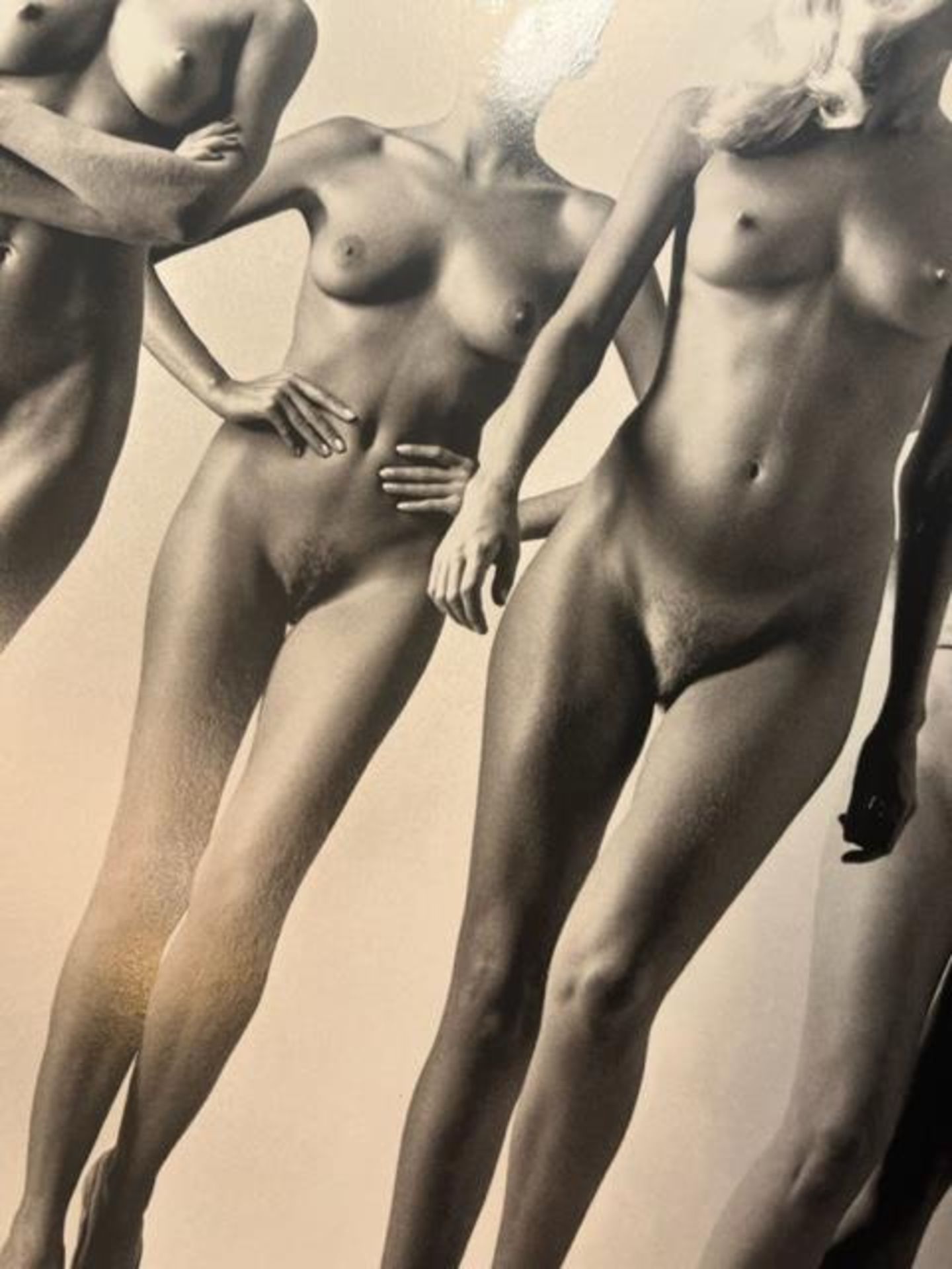 Helmut Newton "Sie Kommen" Print. - Bild 6 aus 6