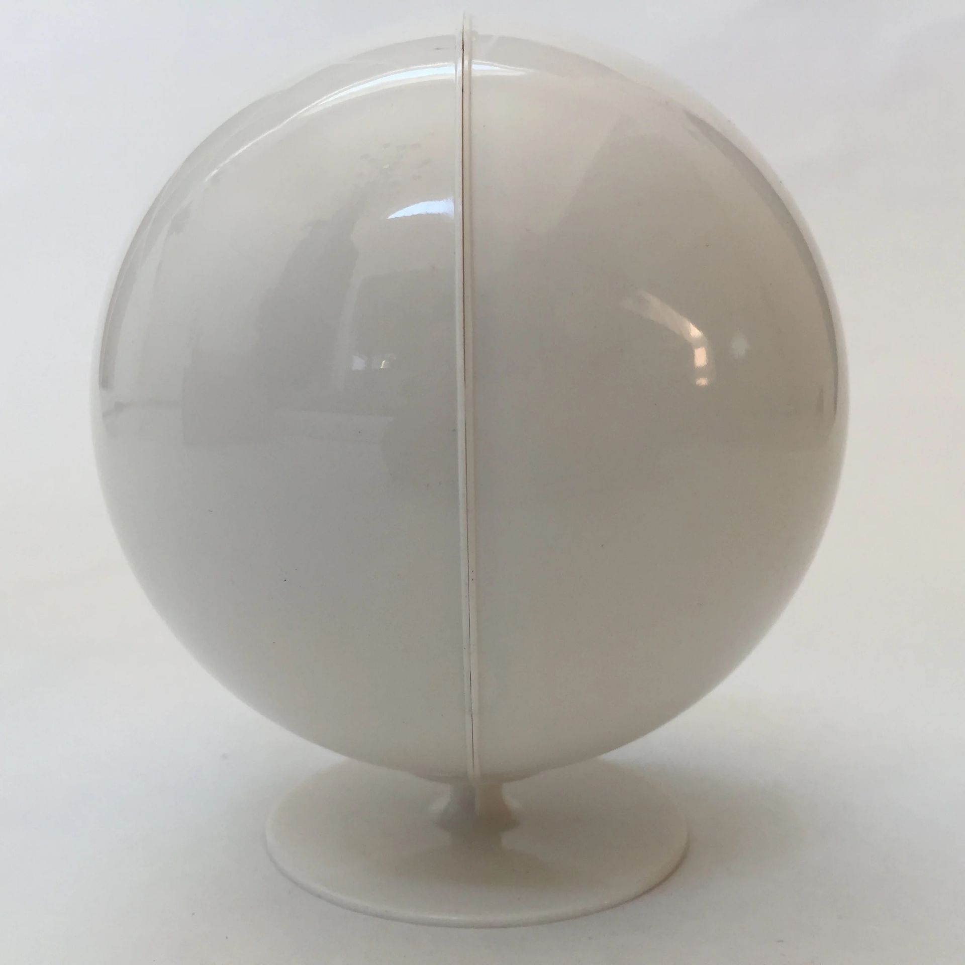 Eero Aarnio Ball Chair Desk Display - Image 4 of 4