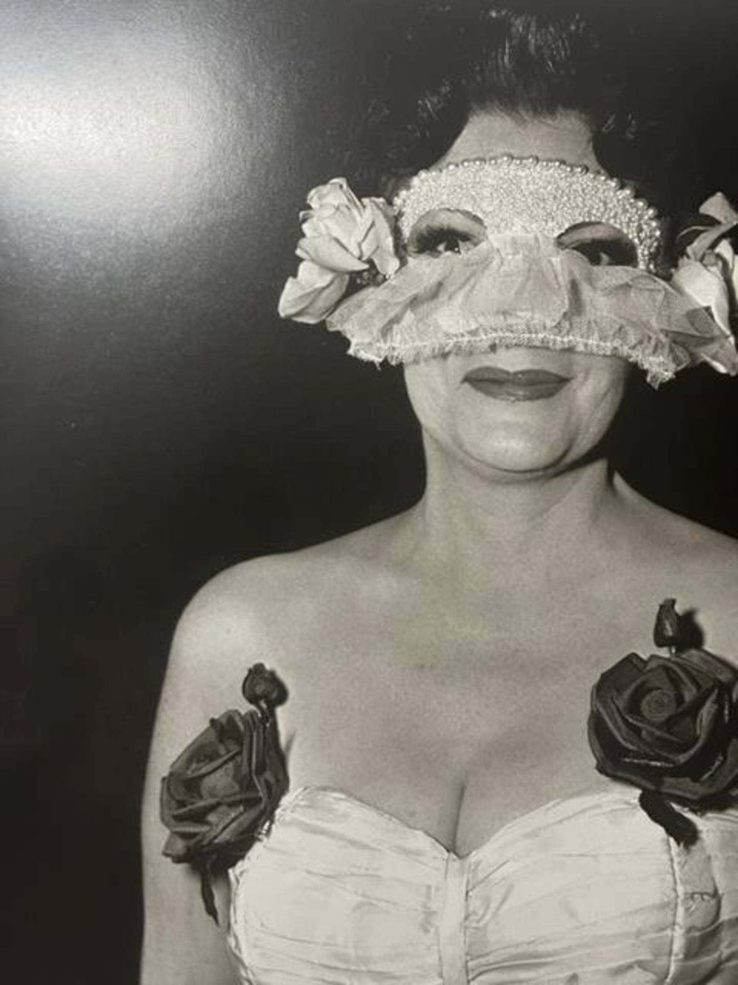 Diane Arbus "Lady at a Masked Ball" Print. - Bild 3 aus 6