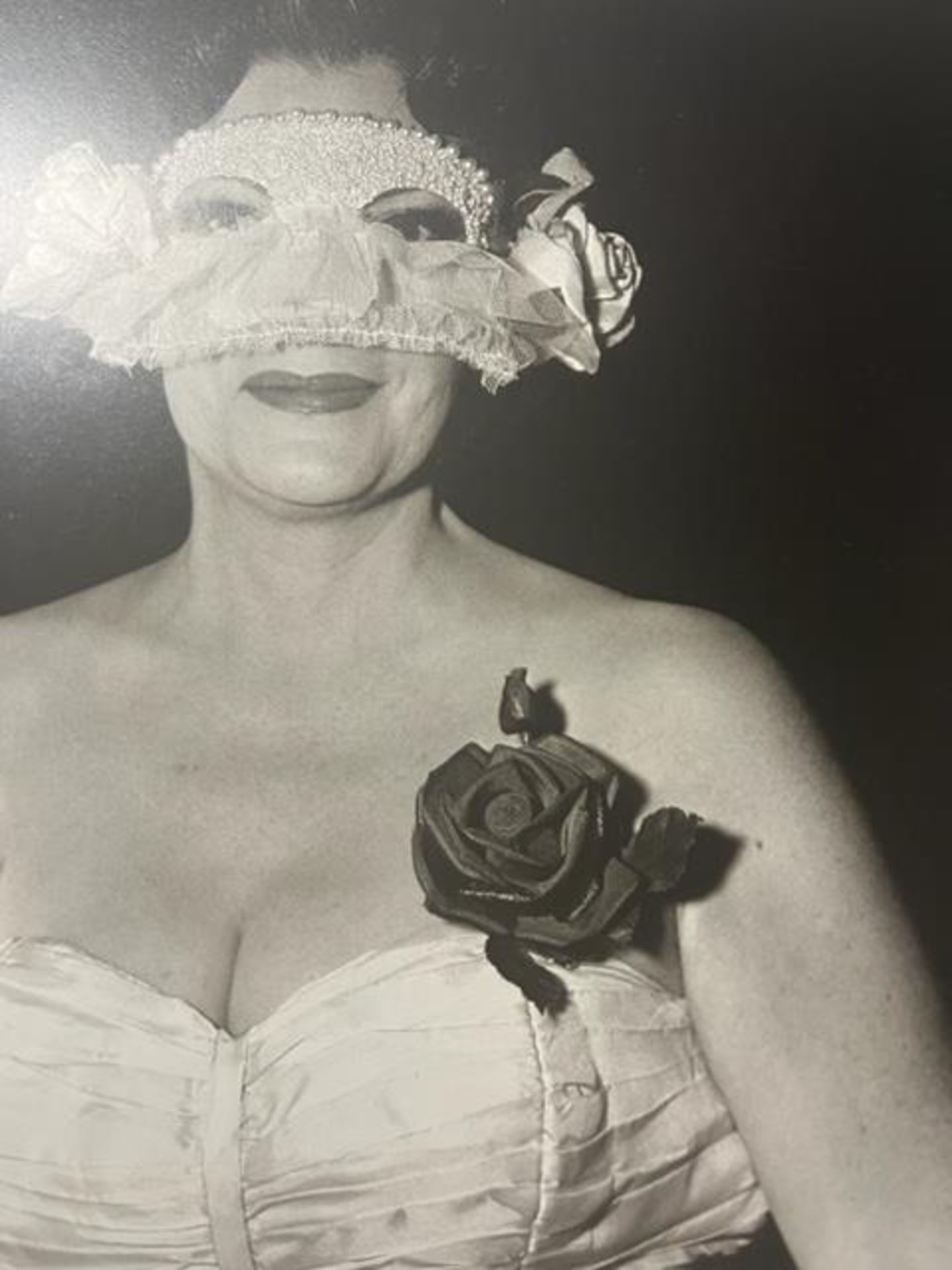Diane Arbus "Lady at a Masked Ball" Print. - Bild 5 aus 6