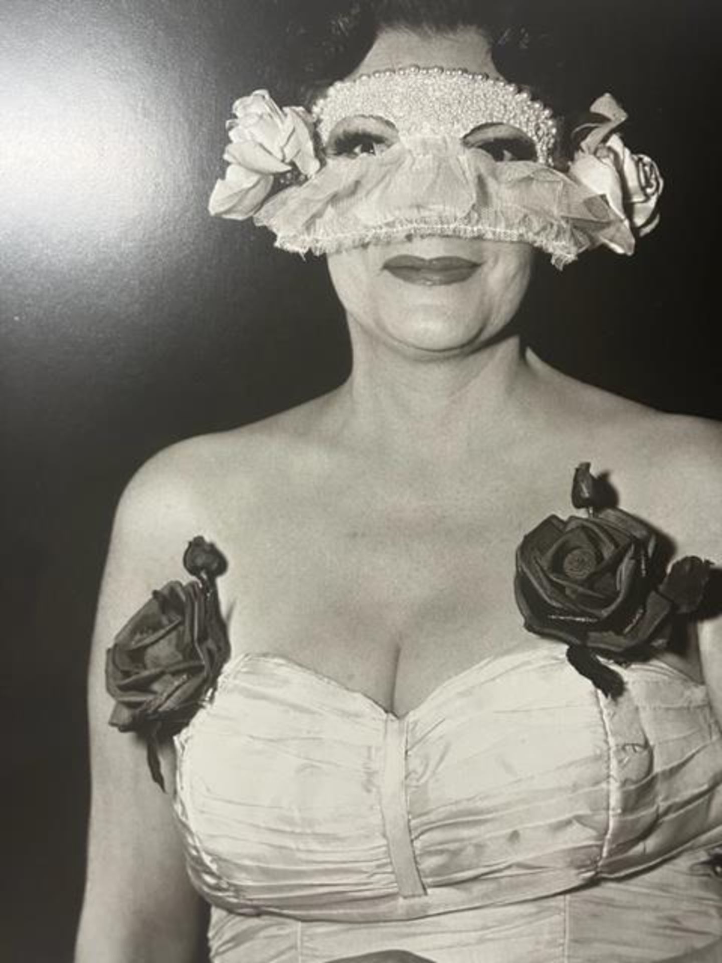 Diane Arbus "Lady at a Masked Ball" Print. - Bild 4 aus 6