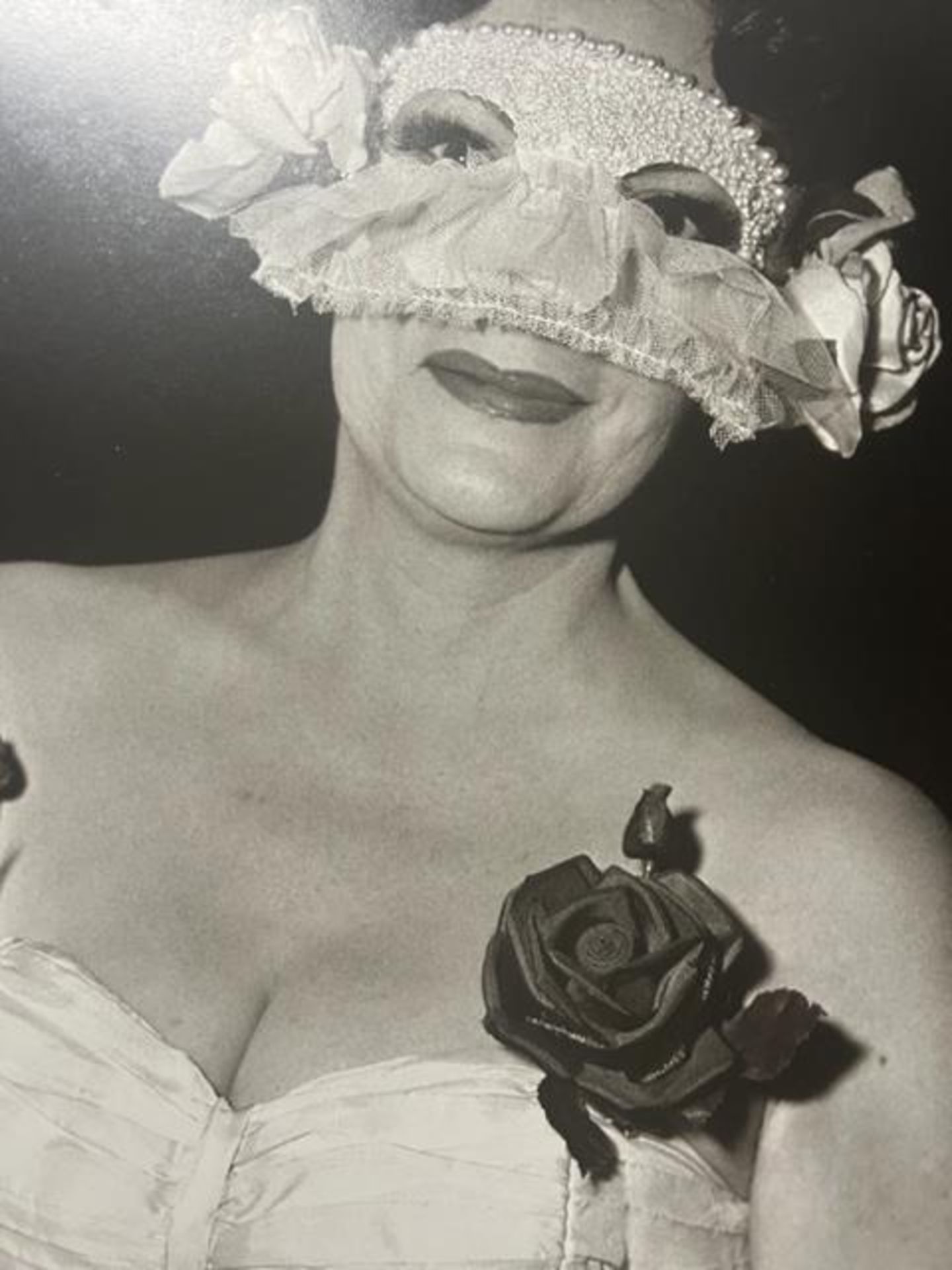 Diane Arbus "Lady at a Masked Ball" Print. - Bild 6 aus 6