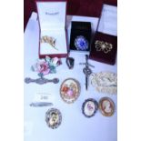 A selection of vintage brooches etc