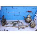A job lot of assorted brassware items