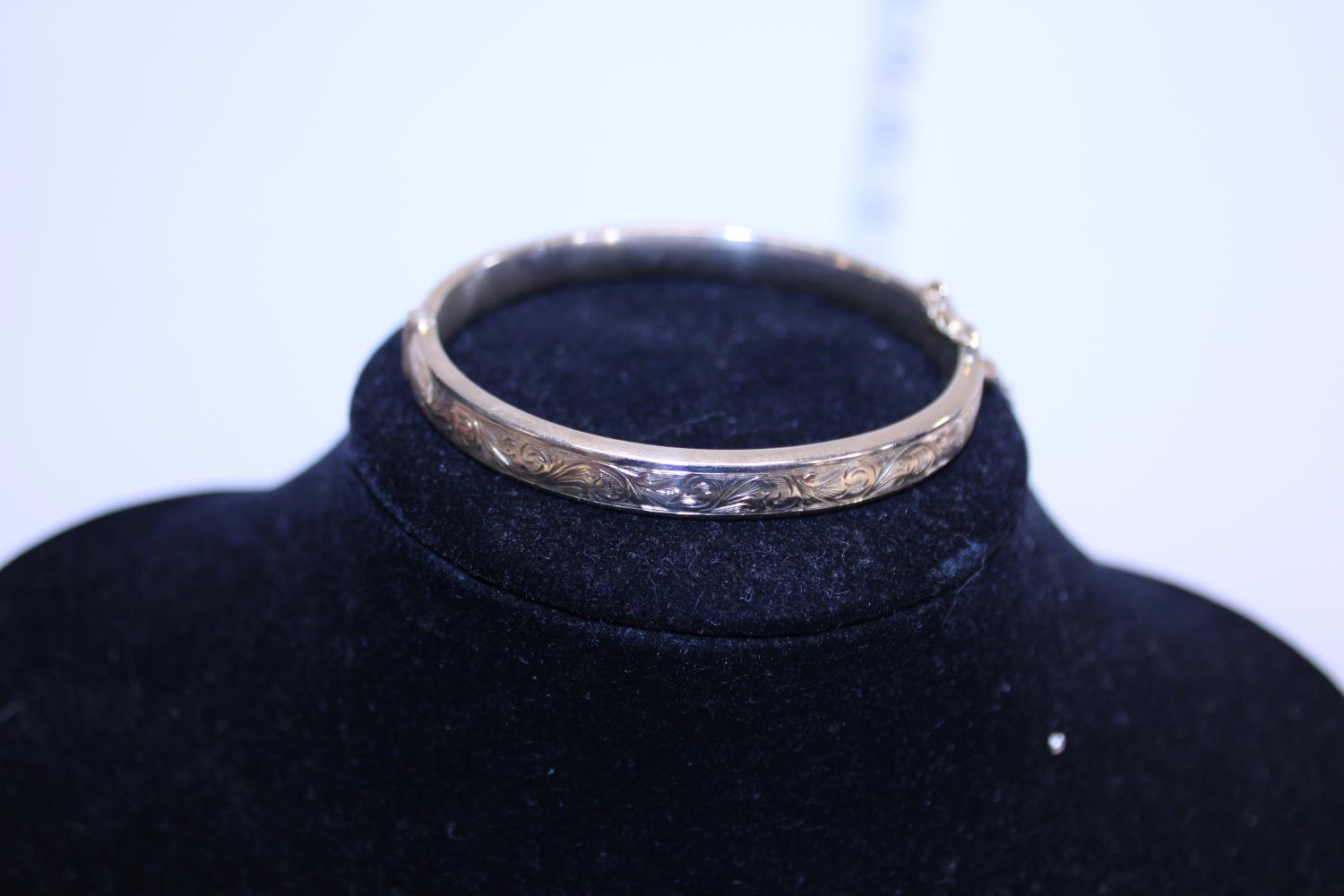 A 9ct gold bangle (small dent) 11g