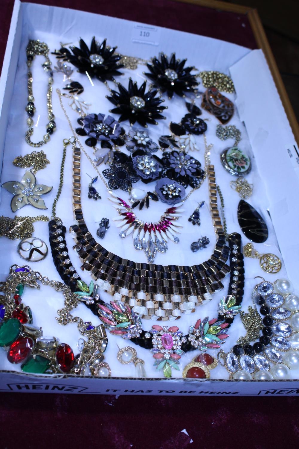 A good tray of costume jewellery