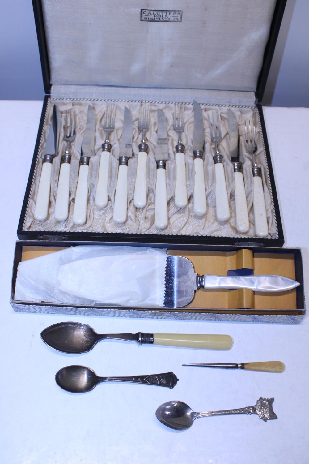 A selection of assorted vintage cutlery
