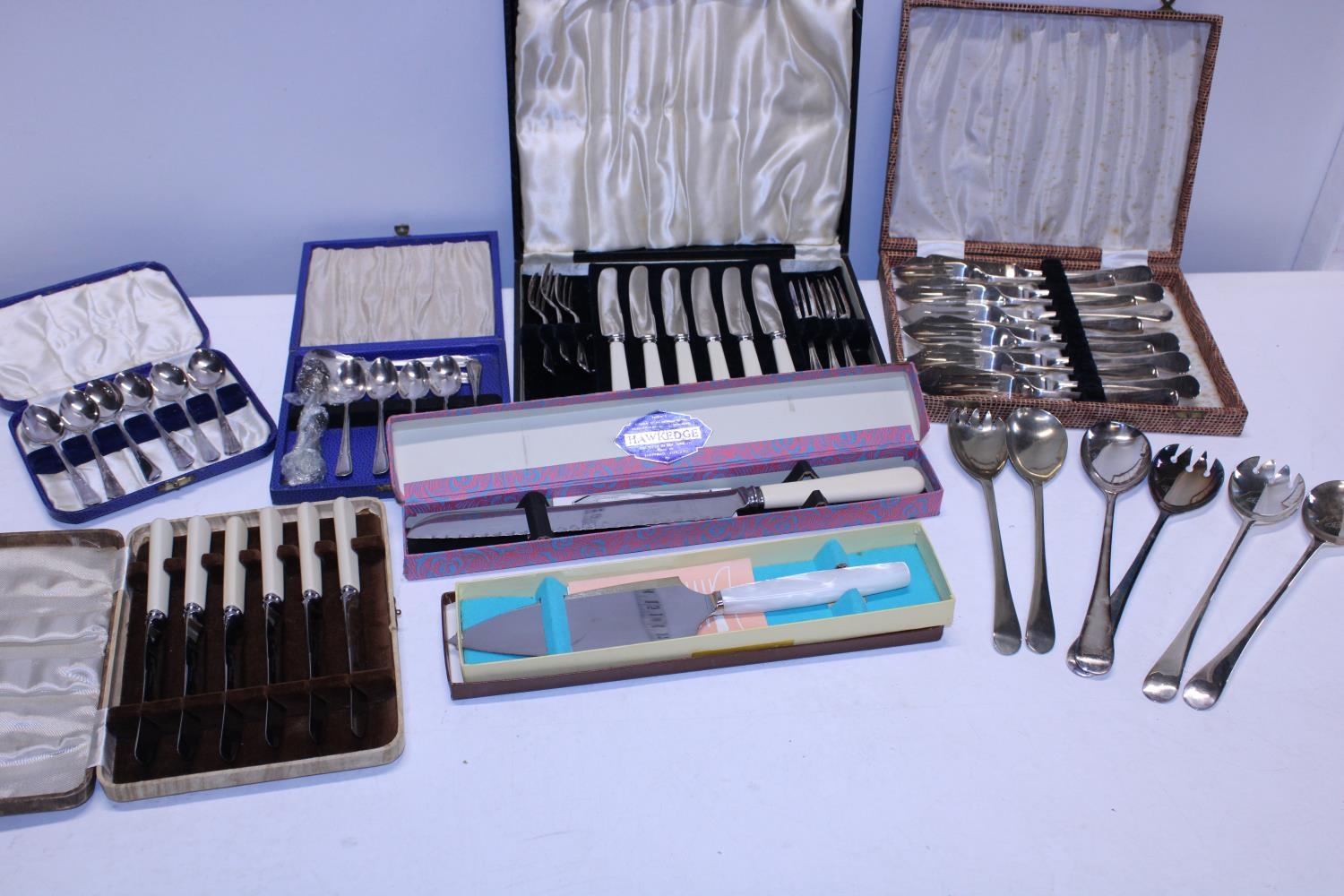 A job lot of assorted cased flatware and other