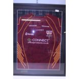 A framed and signed Huddersfield Giants Rugby league shirt. 80cm x 64cm. No postage.