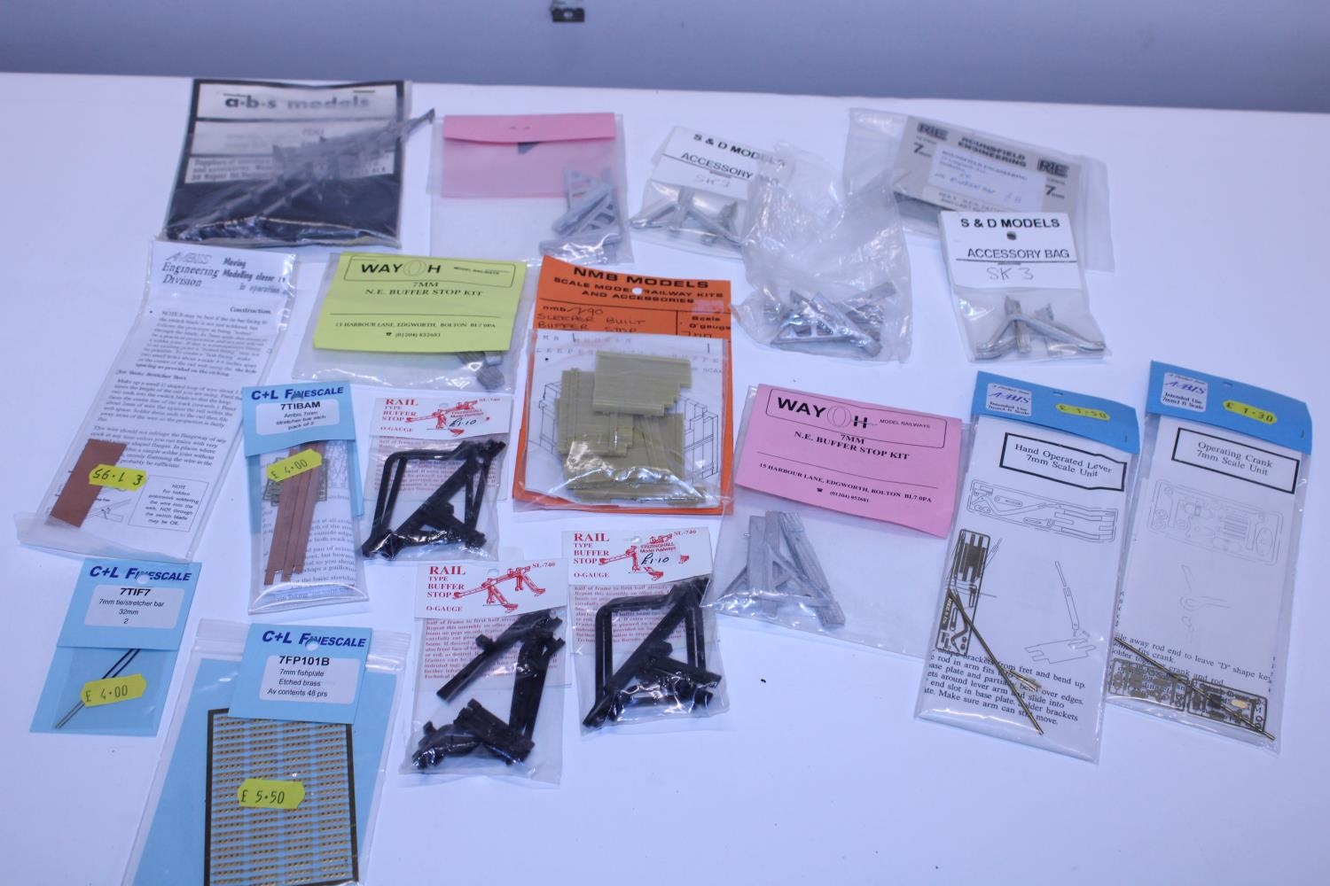 A selection O and HO gauge model railway accessories