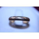 A hallmarked 9ct gold band ring 2.89g
