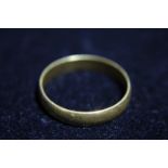 A 18ct gold band ring size T 3.05g