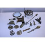 A job lot of assorted brassware