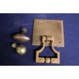 A heavy brass door knocker & two brass door knobs