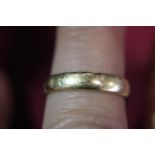 A 18ct gold band ring 3.55g size P