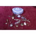 A Wedgewood Jasperware trinket dish with contents of costume jewellery and scrap silver