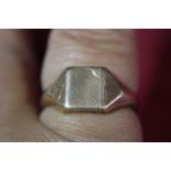A 9ct gold signet ring 6.09g size T