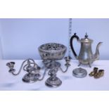 A job lot of assorted metalwares