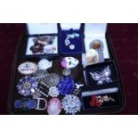 A selection of vintage costume jewellery brooches