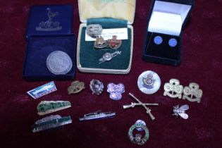A job lot of assorted vintage pin badges, Scouts, Girl Guilds, football etc and other items
